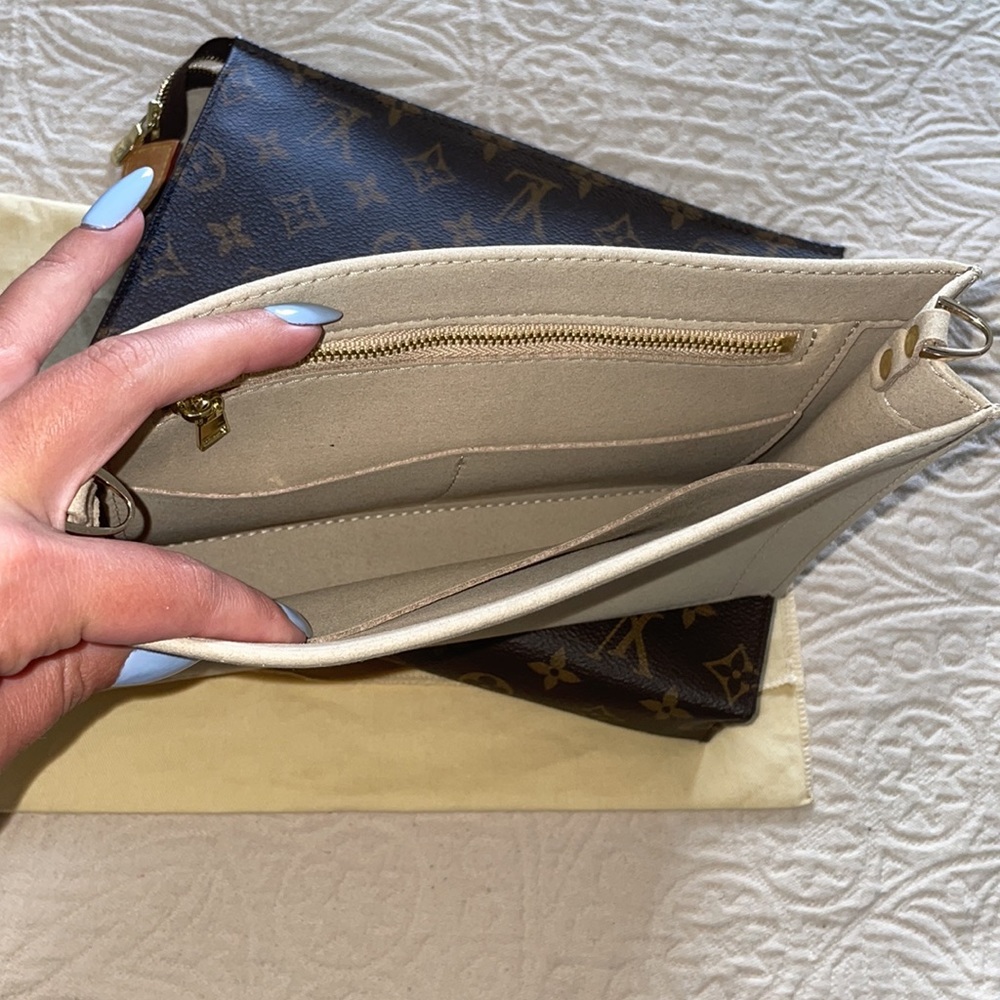 Louis Vuitton Toiletry Pouch 26 Discontinued - Picture 11 of 13